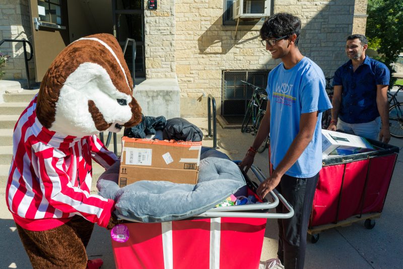 2022 Move in day 3, Bucky helping out